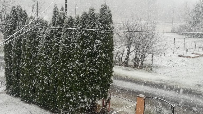 Nem szórakozik az időjárás: megérkezett a havazás Magyarországra
