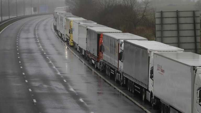 Megvan a megállapodás: feltételekkel, de beléphetnek a brit kamionok Franciaországba
