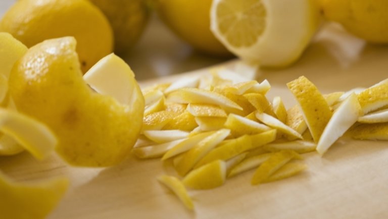 Filléres csodaszer: nem is gondolnád, mi mindenre használható a citromhéj a kertben 