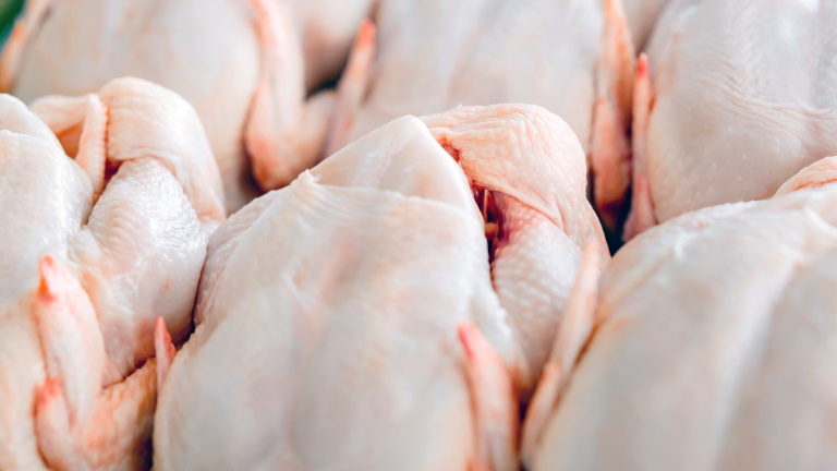 Ömlik a külföldi csirkehús az országba: ezt sózzák rá a magyar vásárlókra?