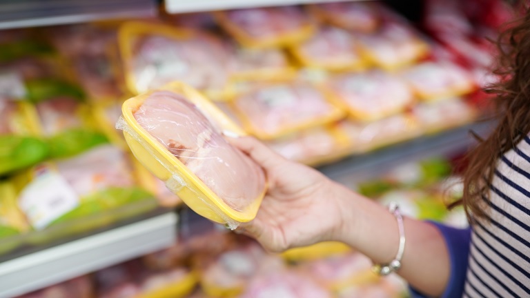 Brutálisan elszabadulhatnak az árak májustól: ennyibe kerülhet a csirkehús