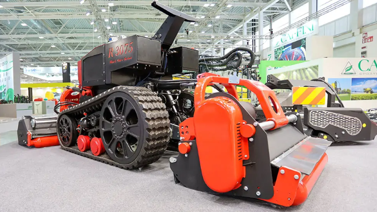Fekete gépszörnyet eresztenének a földekre az olaszok: így néz ki az új traktorcsoda