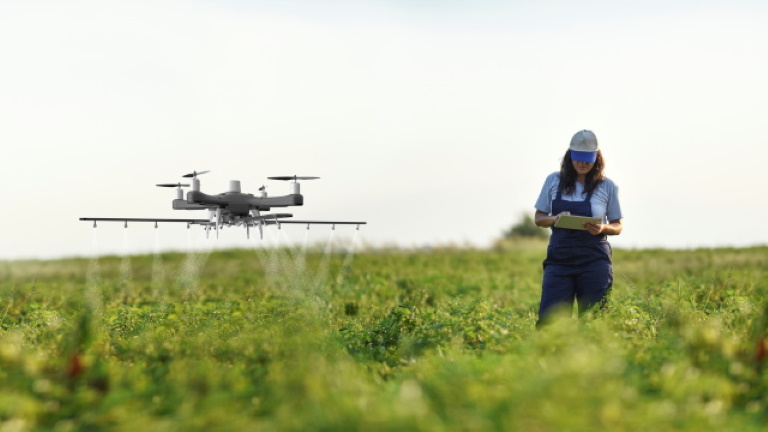 Jönnek a permetező drónok a magyar földekre: nagy változások várnak a gazdákra