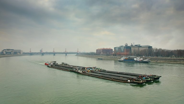 Óriási problémákat okoz a hajózásban a rekordalacsony Duna: bajban a fuvarozók?