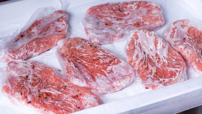 Aggasztó hír érkezett: fagyasztott hús okozhatott koronavírus-fertőzést Kínában