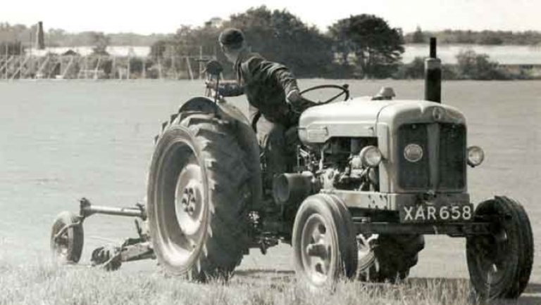 Traktortörténelmi pillanatok: a jókor jó helyen levő traktor és a repülőgép esete