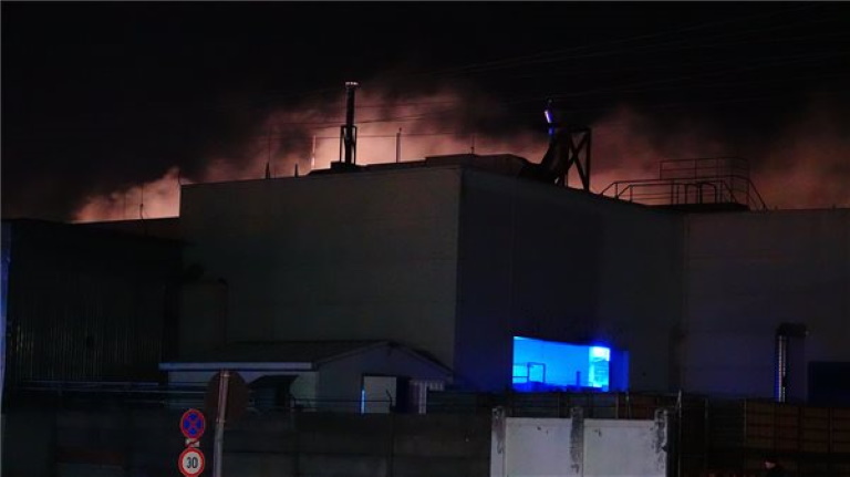 Tűz ütött ki egy szentesi baromfifeldolgozóban: hatalmas lánggal égett az üzem