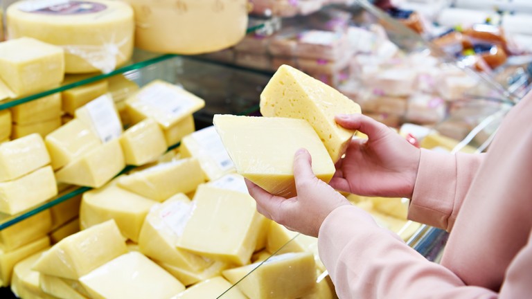 Megőrülnek a magyarok ezért a sajtért: úgy veszik, mint a cukrot