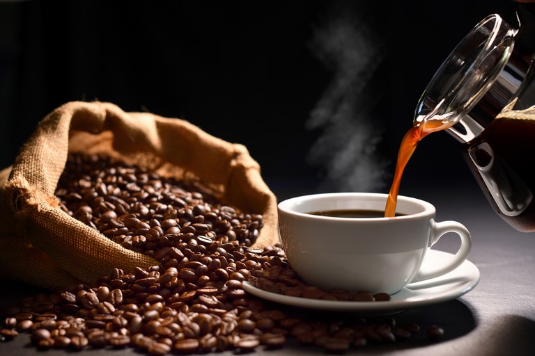 Tovább fokozódik a kávépara: kritikus pillanathoz érhet az ágazat