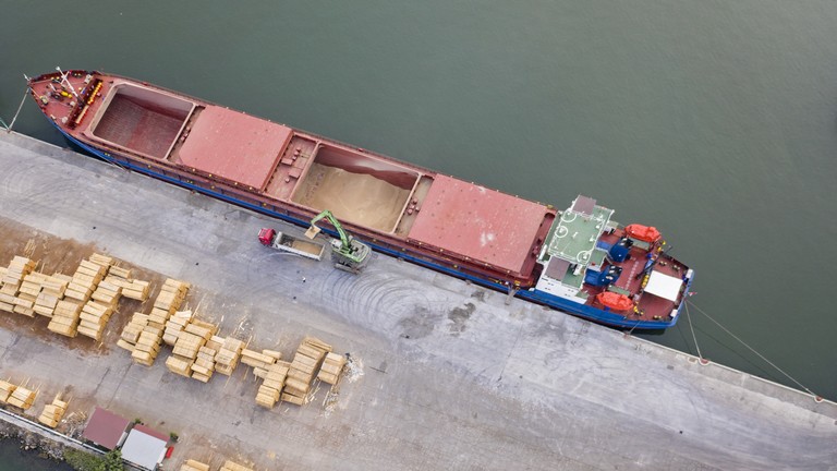 Ebből még nagy baj lehet: közel 5 millió tonna gabona rekedt az ukrajnai hajókon