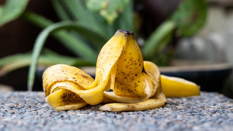 Filléres trükk a kertben: nem is hinnéd, mi mindenre használhatod a banánhéjat