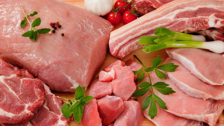 Ömlik a külföldi sertéshús az országba: ezt sózzák rá a magyar vásárlókra?