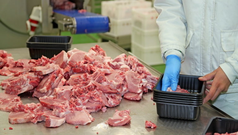 Új húsfeldolgozó nyílt Hajdúnánáson: így bővült a helyi szociális szövetkezet portfóliója