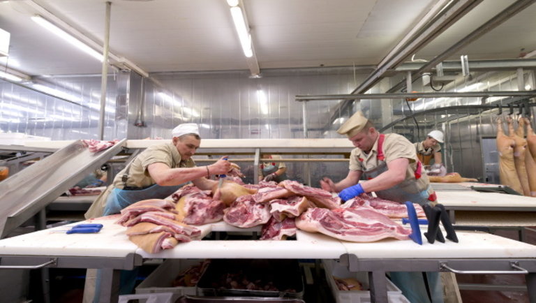 Drasztikus lépésre kényszerült a német húsipar a koronavírus-járvány miatt