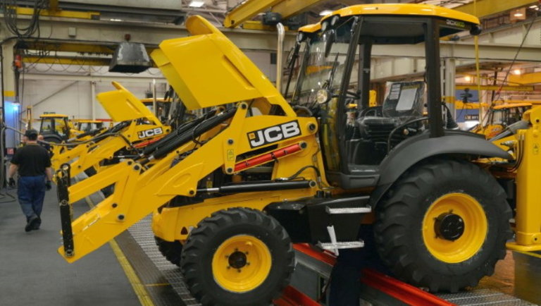 Megkezdődött a talpra állás: több üzemét is újraindította az angol traktorgyártó