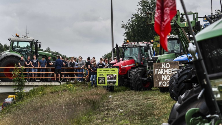 Egyre durvább a gazdatüntetés Hollandiában: komoly lépést fontolgat a kormány