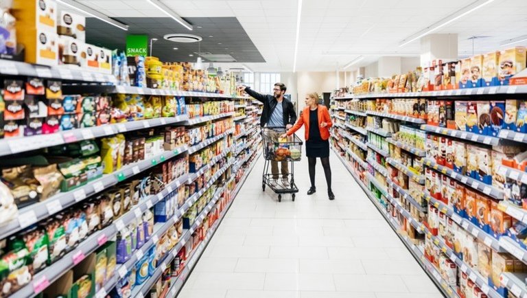 Teljesen kiszorítja a magyar élelmiszereket a boltokból az olcsó import