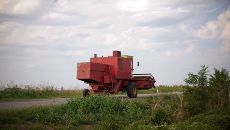 Elkezdődött a nyári aratási időszak: egyre több mezőgazdasági gép jár az utakon