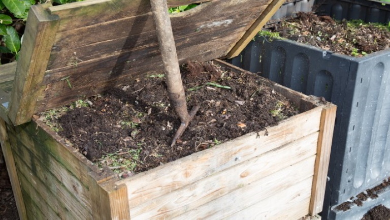 Fillérekből is megoldható a kerti komposztálás: az igazi profik már így csinálják