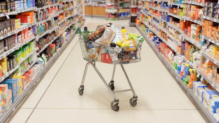 Évtizedes csúcsot döntött az élelmiszerdrágulás: megállíthatatlanul nőnek az árak