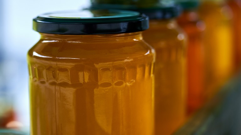 Aranyáron adják a boltokban a magyar mézet: ezért ennyire drága évről évre