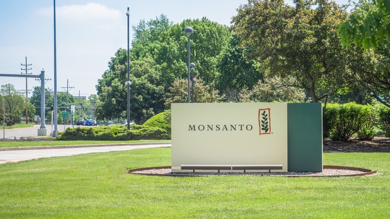 Folytatódik a glifozát-botrány: brutális pénzbüntetést kapott a Monsanto