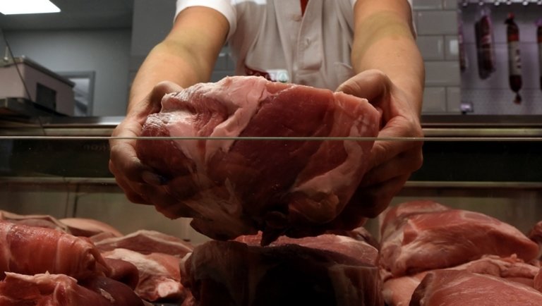 Kongatják a vészharangot: kritikus helyzetbe kerülhet a magyar húsipar