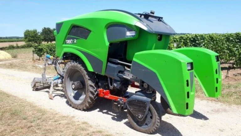 Itt a franciák legújabb dobása: ez a robottraktor szinte bármilyen ültetvényen elboldogul