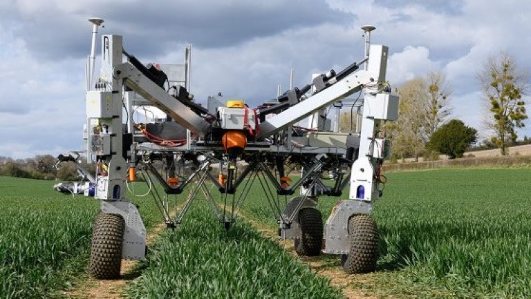 Itt a britek nagy ötlete: ezzel a furcsa robottal forradalmasítanák a növényvédelmet