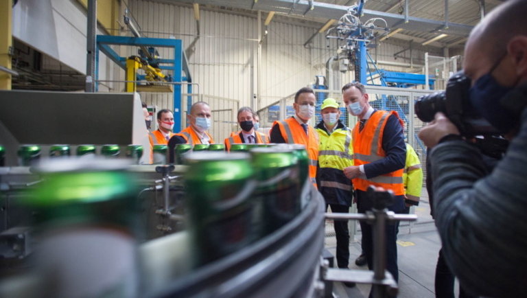 Itt a bejelentés: több száz millió forintból fejleszt a Heineken a Soproni Sörgyárban