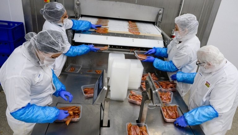 Milliárdokkal támogatja a kormány egy osztrák tulajdonú húsipari cég beruházását