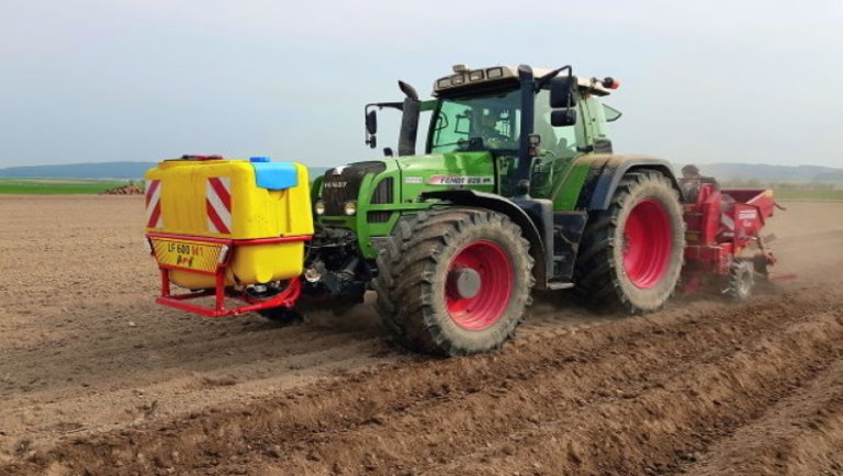Zseniális: ilyen traktorral műtrágyáznak a profi osztrák gazdák