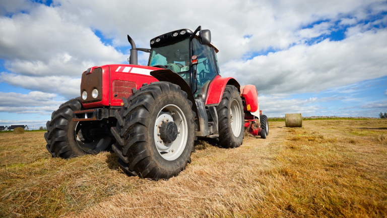Álnéven kínáltak eladásra mezőgazdasági gépeket: vádat emeltek a csalók ellen