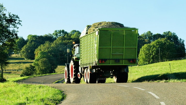 Készül a javaslat: könnyebbé válhat a mezőgazdasági járművek közúti közlekedése
