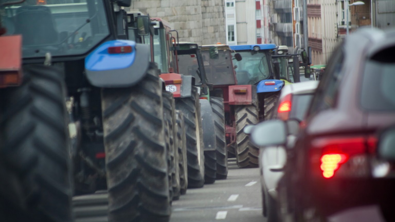 Traktorokkal vonultak az utcára a gazdák: több ezren tüntettek Spanyolországban