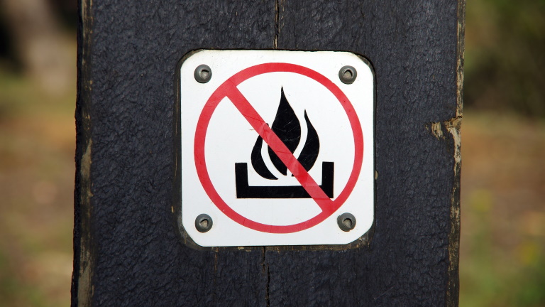 Itt a figyelmeztetés: mostantól tilos a tűzgyújtás ezekben a megyékben