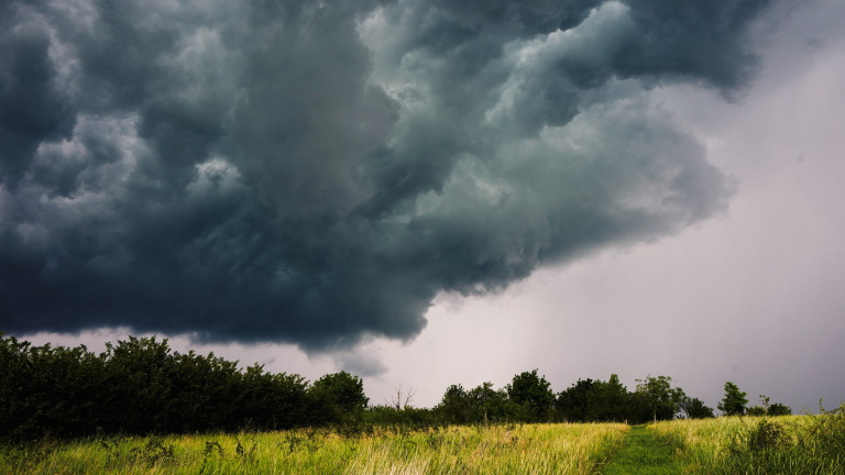 Kiadták a figyelmeztetést: kegyetlen széllel és zivatarokkal csap le a vihar az országra