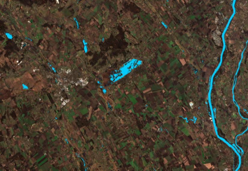 2023. december 28-án Székesfehérvár térségében készült Sentinel2 műholdkép, melyen csak kisebb belvízfoltok látszanak, a legtöbb kék színű terület tavakat vagy vízfolyásokat jelöl