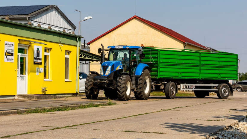 Traktor és pótkocsija érkezik a Lajtamag Kft. központjába, Mosonmagyaróváron
