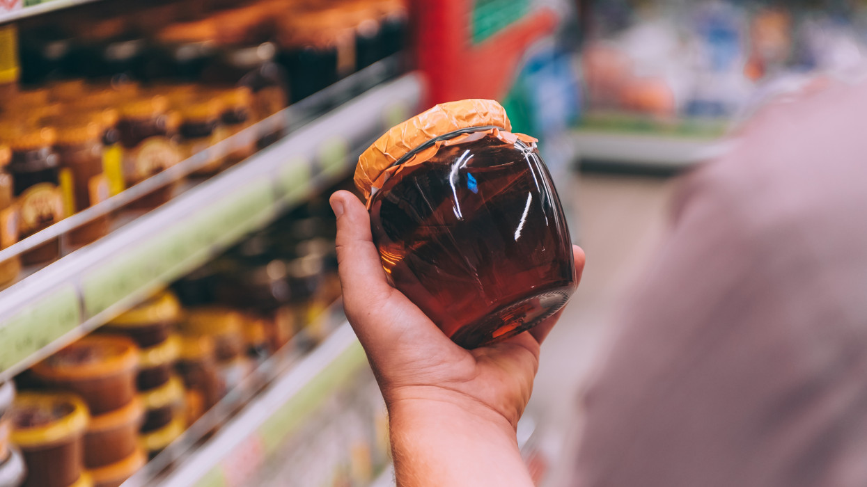 Rengeteg ilyen mézet árulnak a magyar boltokban: ezt jobb, ha mindenki tudja