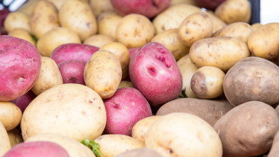 Itt a figyelmeztetés: bármikor eltűnhet a magyar krumpli a boltokból