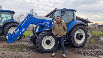 A gazdálkodás mélyvizén New Holland traktorok segítik át Szécsi Zoltánt