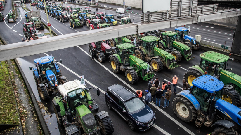 Több százan tüntetnek traktorokkal Párizsban: ezért vonultak a gazdák az utcára