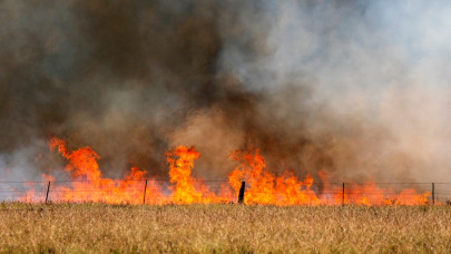 Brutális tüzek üthetnek ki a magyar földeken: bármikor beüthet most a baj