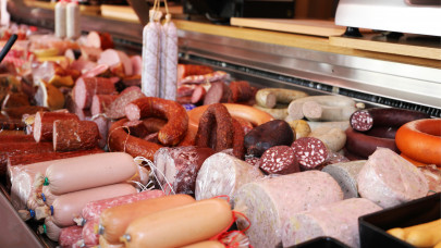 Botrány a német húsiparban? Kiderült, mit sóznak rá a vásárlókra