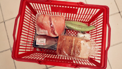 Ez fájni fog a magyaroknak: csak így vásárolhatnak élelmiszert a boltokban