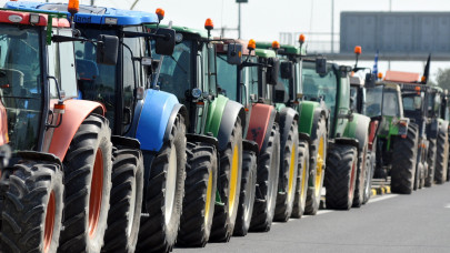 Tiltakoznak a gazdák: traktorokkal vonultak az utcára