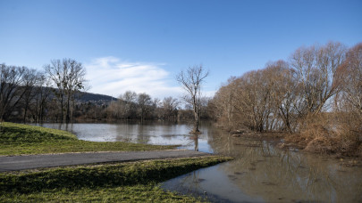 Óriási a készültség Magyarországon: kiöntött a Duna, tarol az árvíz