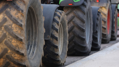 Kifakadtak a gazdák: több mint ezer traktorral vonultak az utcákra