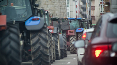 A cseheknél is áll a bál: traktorokkal vonultak be Prágába a gazdák